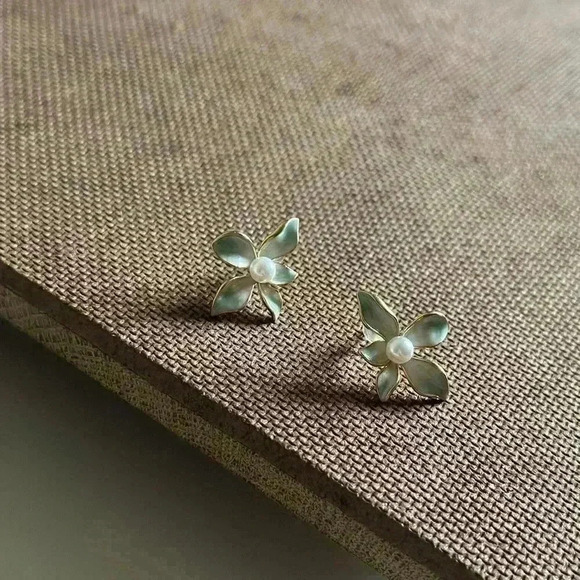 Five-Petal Gradient Flower With Pearls Earrings - Picture 7 of 9